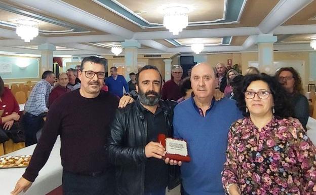 Los socialistas de Rosalejo homenajean a su presidente y a los militantes de mayor edad