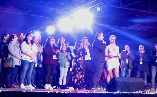 La Agrupación de Peñas homenajea a Arco Iris y a Chapi en la gala de elección de reinas