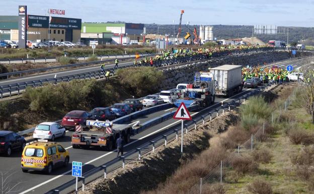Más de 7.000 manifestantes y 800 tractores cortan las carreteras extremeñas