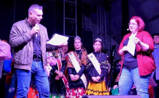 Jesús Pedraza, ganador del concurso de escaparates del Carnaval, dona su premio a AOCA