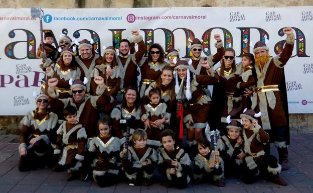 El 'Cómete el Carnavalmoral por una pata' reúne a casi 150 grupos