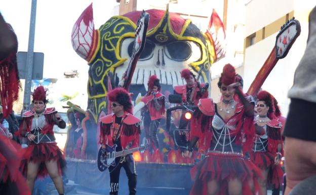 Carrozas y comparsas 'toman' la calle