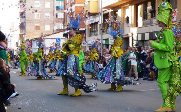 El martes, segundo desfile de carrozas y comparsas