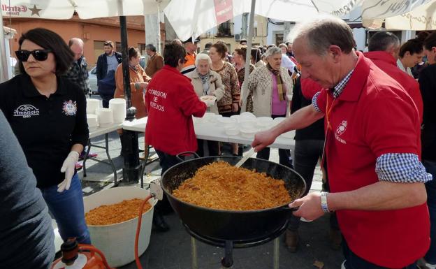 Comida popular en la plaza Vieja y pasacalles carnavalero