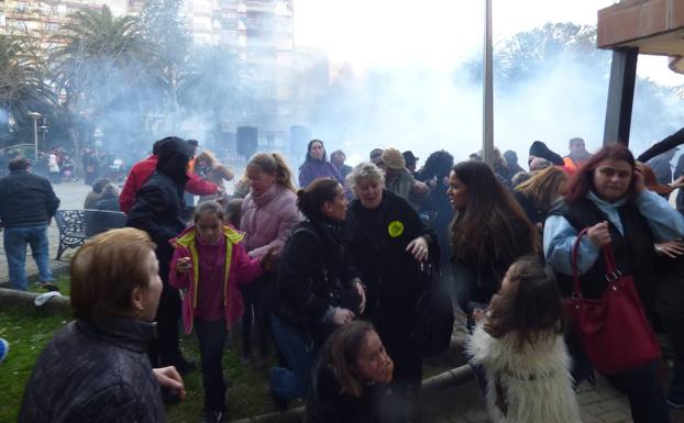 «La madre apartó un poco a la niña y por eso el cohete no la impactó de lleno», dice el padre de una de las heridas en el parque