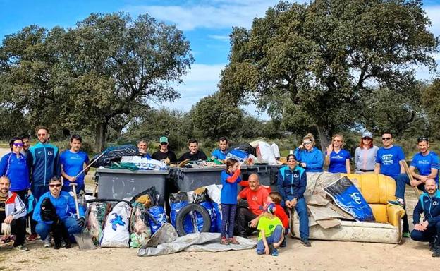 Los Fondistas Moralos limpian parte de la dehesa boyal