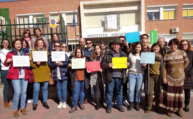 Protesta de profesores a las puertas del instituto Augustóbriga por las medidas de la Junta