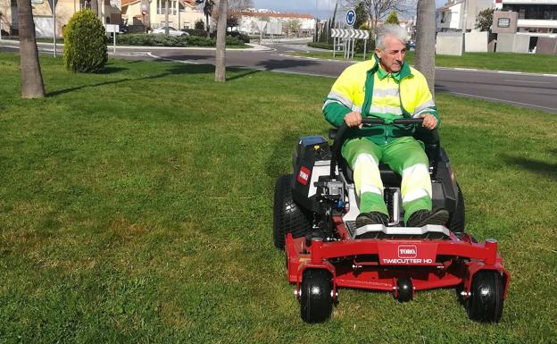 La jardinería municipal se refuerza con una segadora que recicla