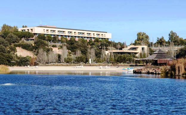 Crean la plataforma 'Salvemos la Isla de Valdecañas' para defender la permanencia del complejo