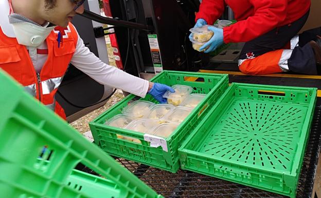 Ayuntamiento y Cruz Roja reparten a diario comida a dependientes o niños