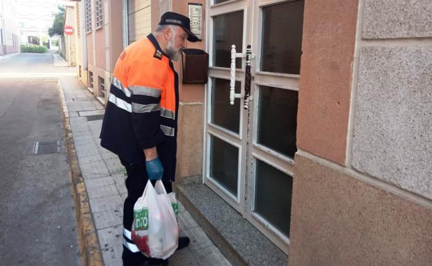 Protección Civil ayuda a los mayores con sus compras y con la recogida de medicamentos