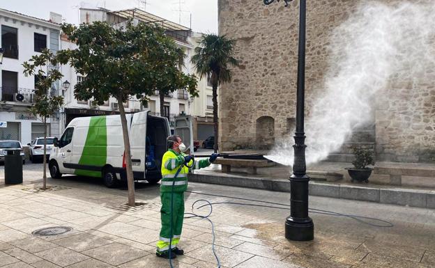 Se refuerza la desinfección de las calles y el mobiliario urbano