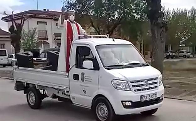 Un 'papamóvil' para bendecir el pueblo