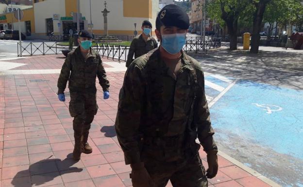 Militares de la Brigada Extremadura XI patrullan las calles de Navalmoral y de varios pueblos de la zona