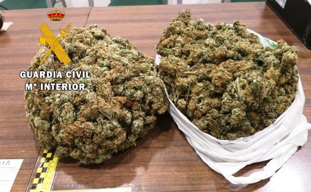 La Guardia Civil detiene a un vecino de Navalmoral que llevaba más de un kilo de marihuana