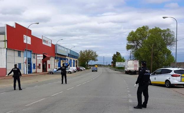 Tres detenidos y 250 multas en un mes de confinamiento
