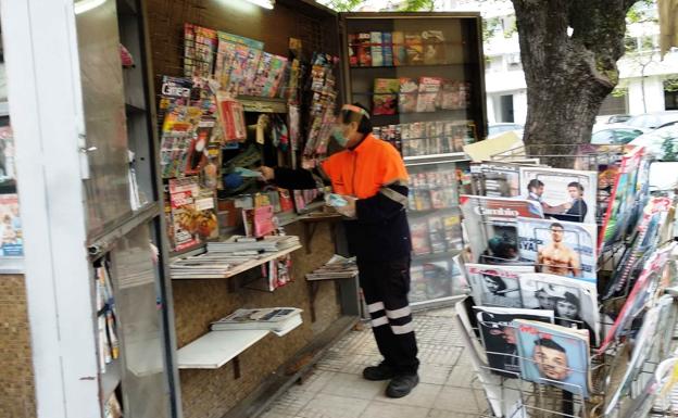 Policía Local, Guardia Civil y Protección Civil empiezan a repartir mascarillas