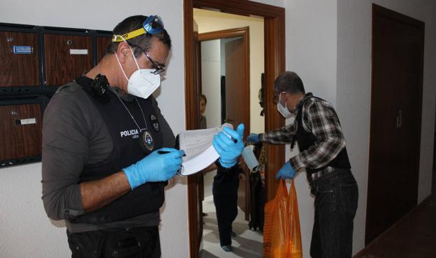 El Ayuntamiento repartirá a domicilio 120.000 mascarillas