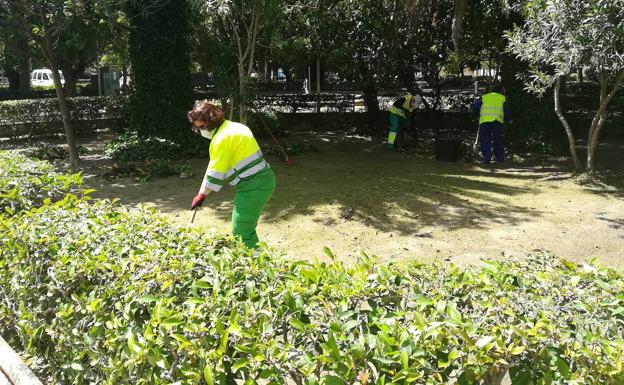 Los jardineros reanudan su actividad acondicionando el parque municipal