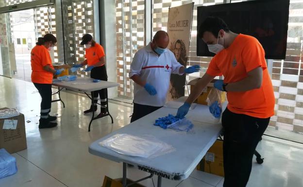 Se preparan 20.000 bolsas con mascarillas y guantes para repartir entre la ciudadanía