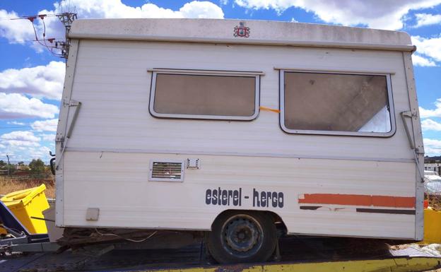 La Policía Local retira la caravana abandonada junto a la Nacional V