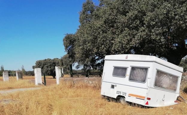 Nuevo 'adorno' para la dehesa: una caravana abandonada