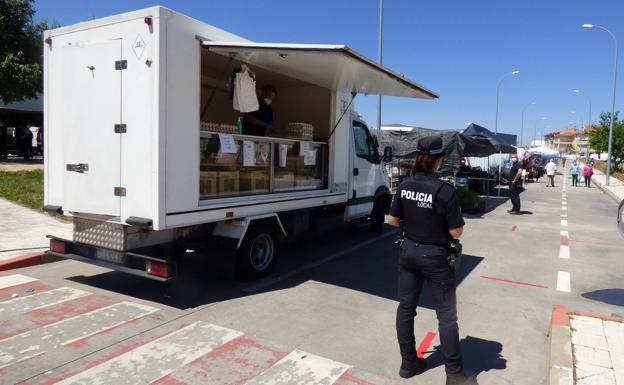 Detenido por agredir a un policía local en el mercadillo cuando trataba de identificarle
