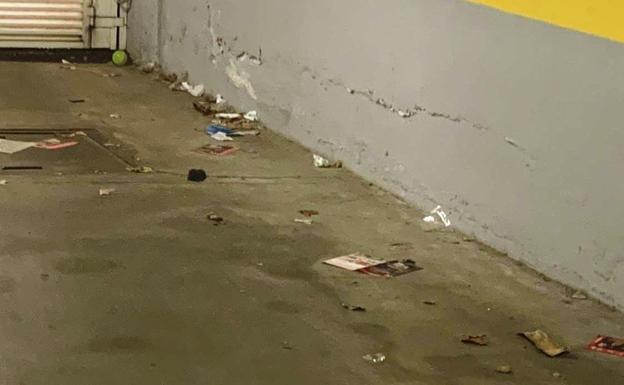 Usuarios del parking de La Chimenea se quejan de la falta de limpieza
