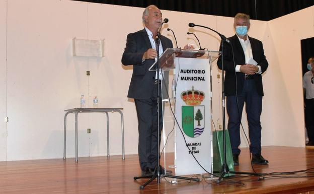 Majadas de Tiétar homenajea a Dionisio Manzano, su médico durante 40 años, al jubilarse
