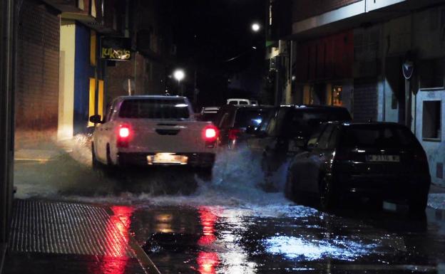 Una espectacular tromba de agua anega las calles en pocos minutos
