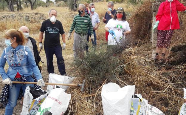 Voluntarios recogen diez sacos de basura en los cerros, sobre todo plástico