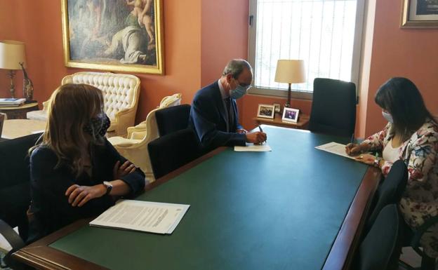La Fiscalía Superior de la región y el Ayuntamiento firman un convenio para la reparación de los daños causados por menores