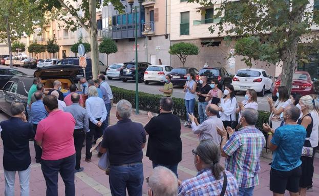 Una ovación espontánea y muy cariñosa despide a Domingo Quijada