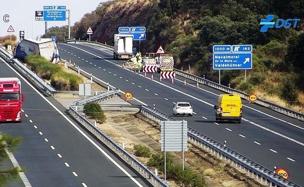 Un conductor resulta herido al colisionar por alcance dos camiones en la autovía de Extremadura