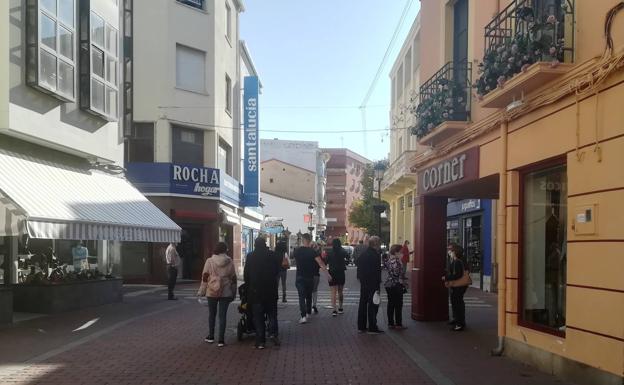 Varias asociaciones locales piden que se revisen las decisiones tomadas por Sanidad ante el perjuicio que se está causando a la población