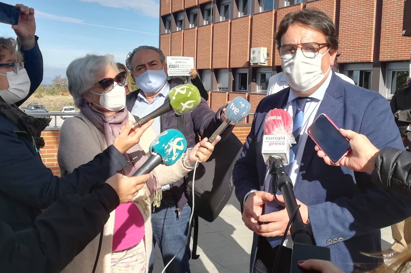 Médicos en huelga reciben al consejero de Sanidad en el hospital Campo Arañuelo