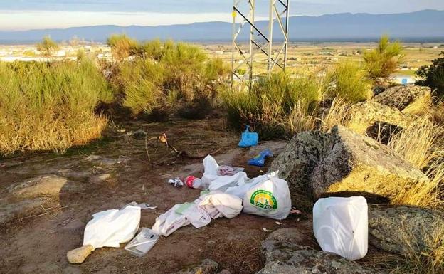 La otra tradición del 1 de noviembre: la basura en el campo