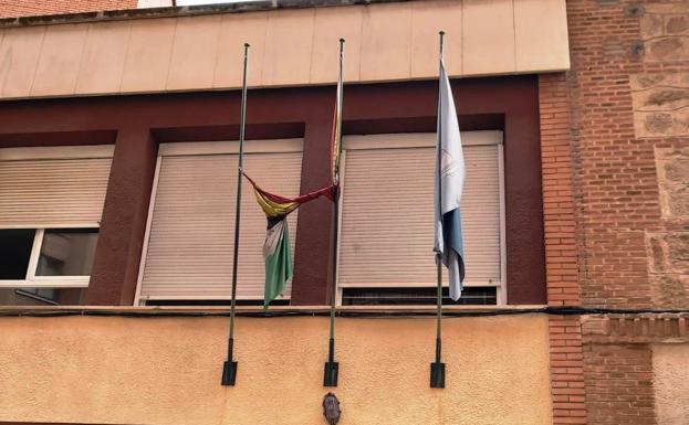 El PP vuelve a lamentar el estado de las banderas que cuelgan de edificios municipales