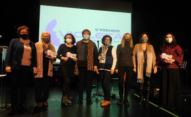 El comité de empresa de Cetarsa, Ángeles Moreno, Rosa Bautista y Ángela Miguel, V Premios Violeta