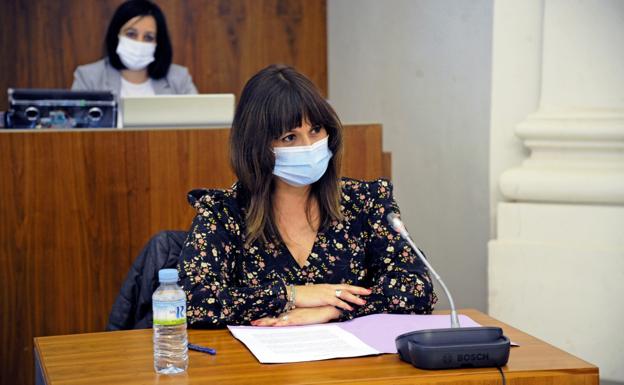 La alcaldesa comparece en la Asamblea de Extremadura para «reivindicar la autonomía local»