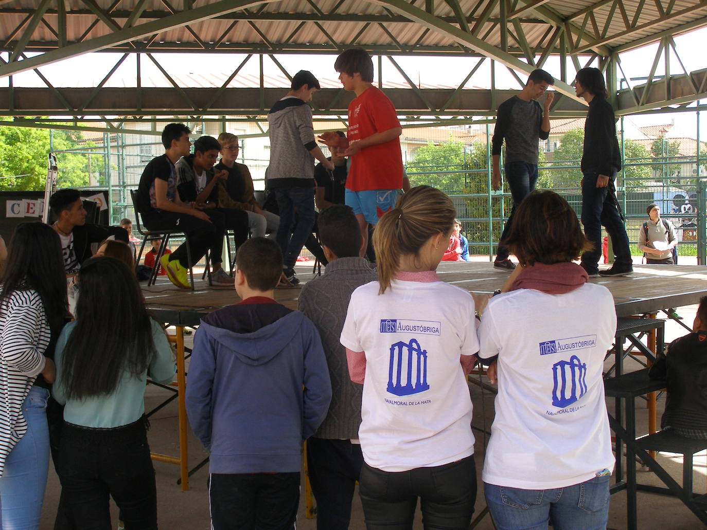 Pulseras violetas y talleres en el instituto Augustóbriga para sumarse al Día contra la Violencia de Género