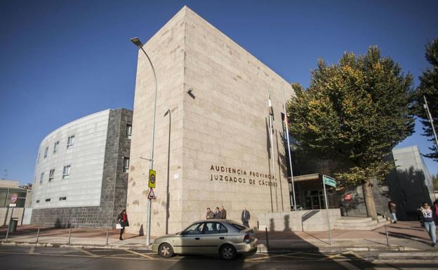 Condenan a una pareja de Navalmoral a pagar 6.000 euros al vecino de abajo por amargarle la vida