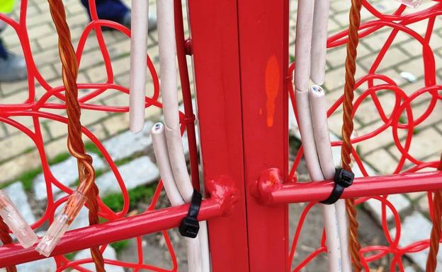 Los motivos navideños del Jardincillo y la plaza de España se quedan sin luz por el corte intencionado de los cables