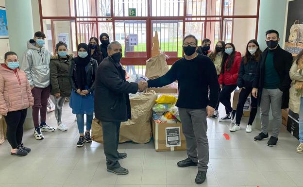 El instituto Zurbarán recoge más de 200 juguetes, que entrega a Cáritas