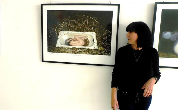 Ximena Bares inicia en La Gota la exposición 'El comienzo de todo'