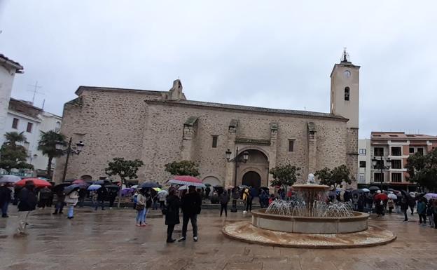 El pequeño comercio y la hostelería protestan en la plaza contra el cierre