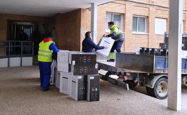 Empiezan a colocarse y conectarse los purificadores de aire en los colegios
