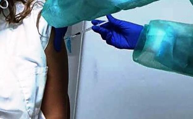 La residencia María de los Ángeles Bujanda recibe la esperada vacuna
