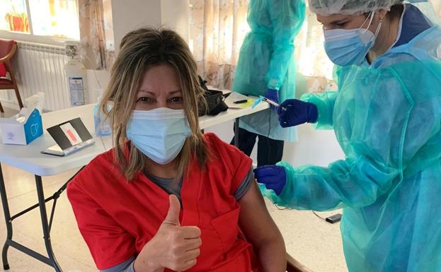 Empiezan a vacunar al personal del hospital Campo Arañuelo, mientras se completa el proceso en las residencias