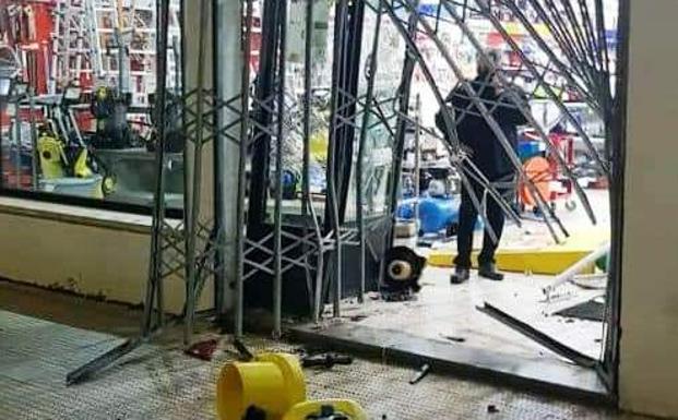 Empotran un vehículo en la puerta de la ferretería Pedro Durán para robar en el interior del establecimiento